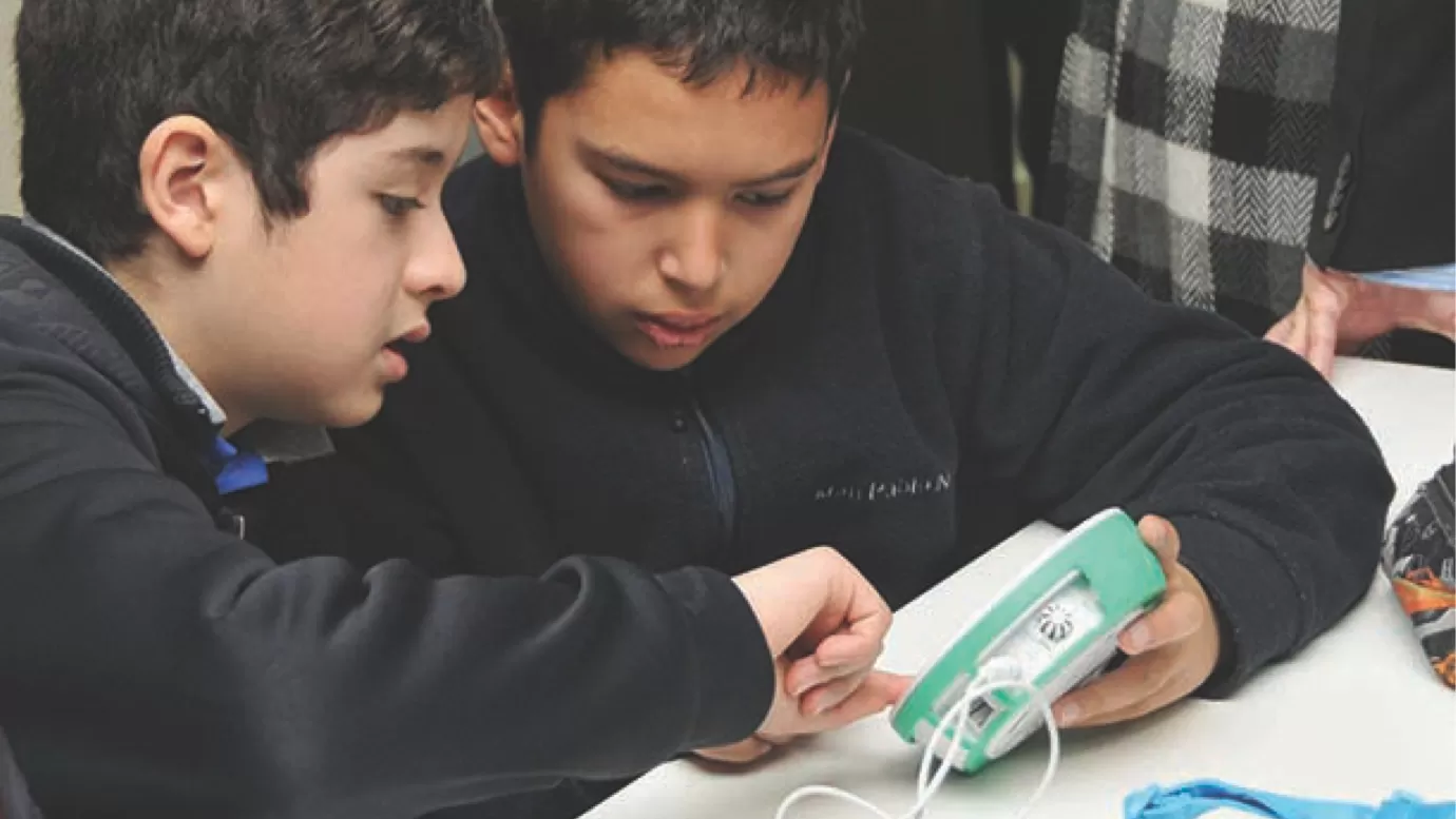 students using Labdisc Portable STEM Labs in a classroom