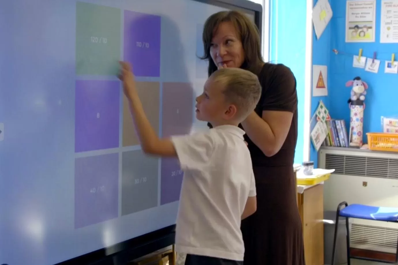 teachers helping a student do maths using snowflake