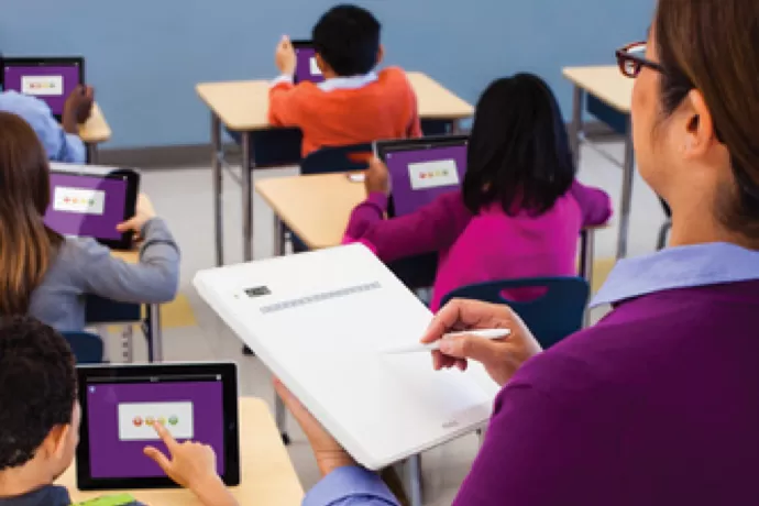 Teacher using MimioPad Wireless Pen Tablet in a classroom while students mirrror the screen