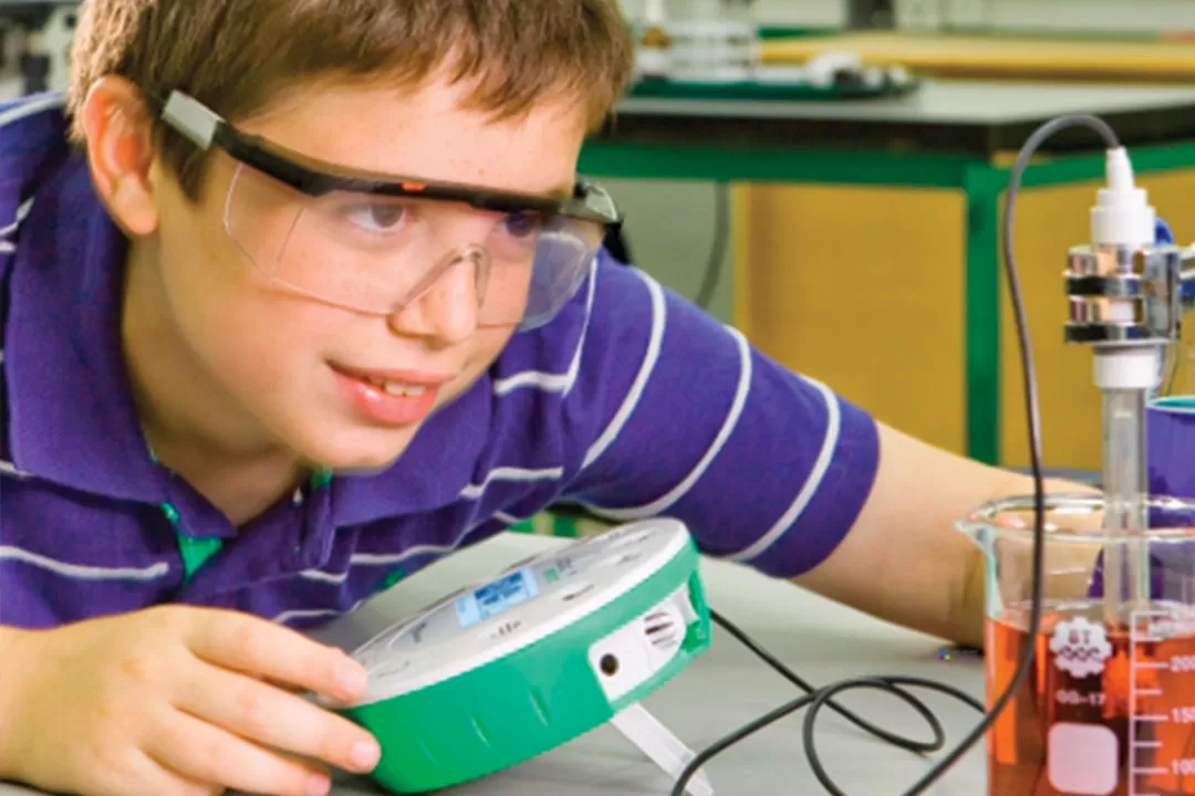 student using the lab disk in a chemistry lab