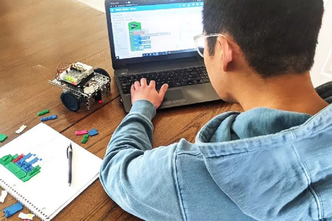 student using a Mimio MyBot system